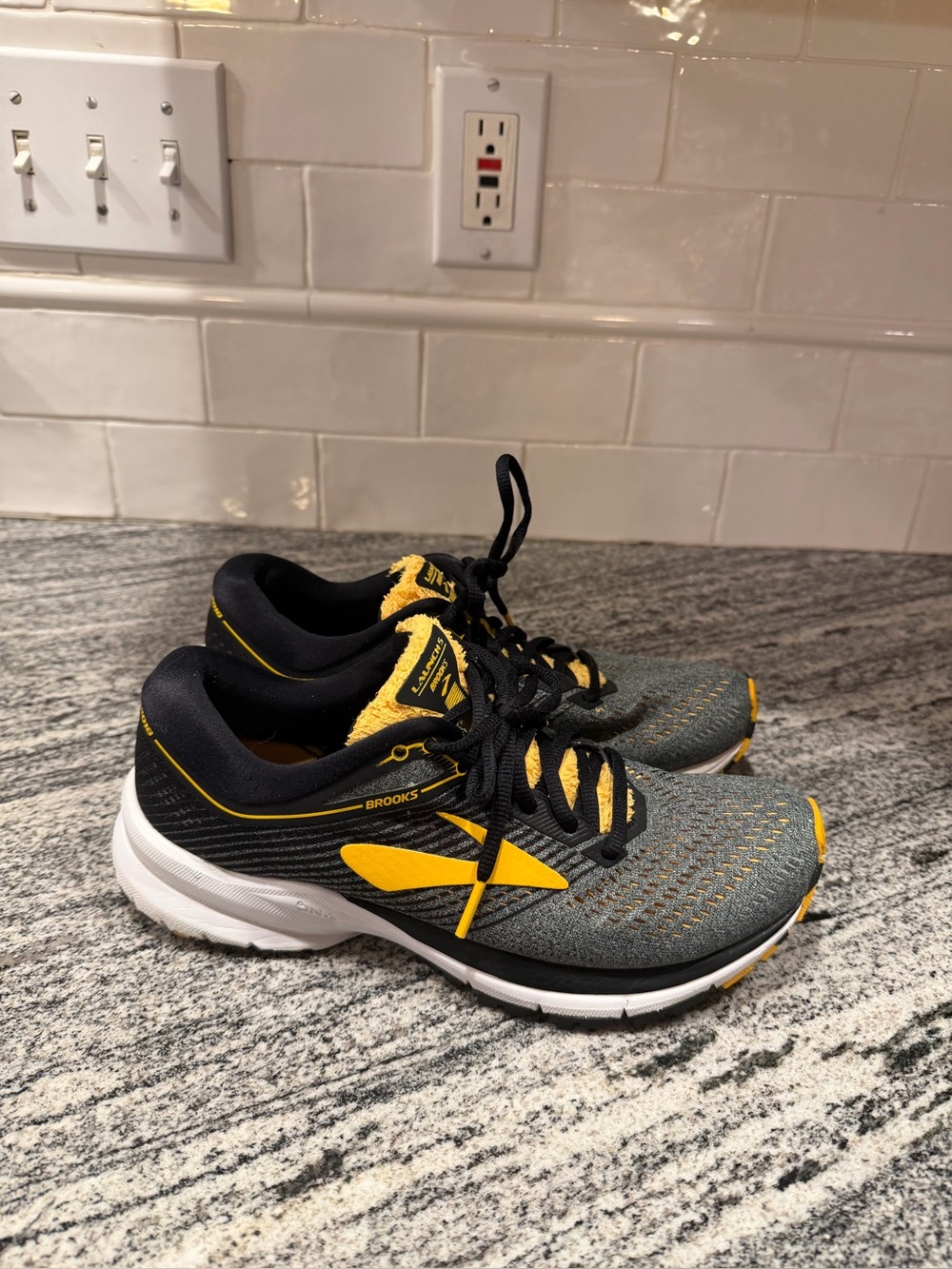 Women’s  Brooks Launch 5 Pittsburgh Edition Size 8